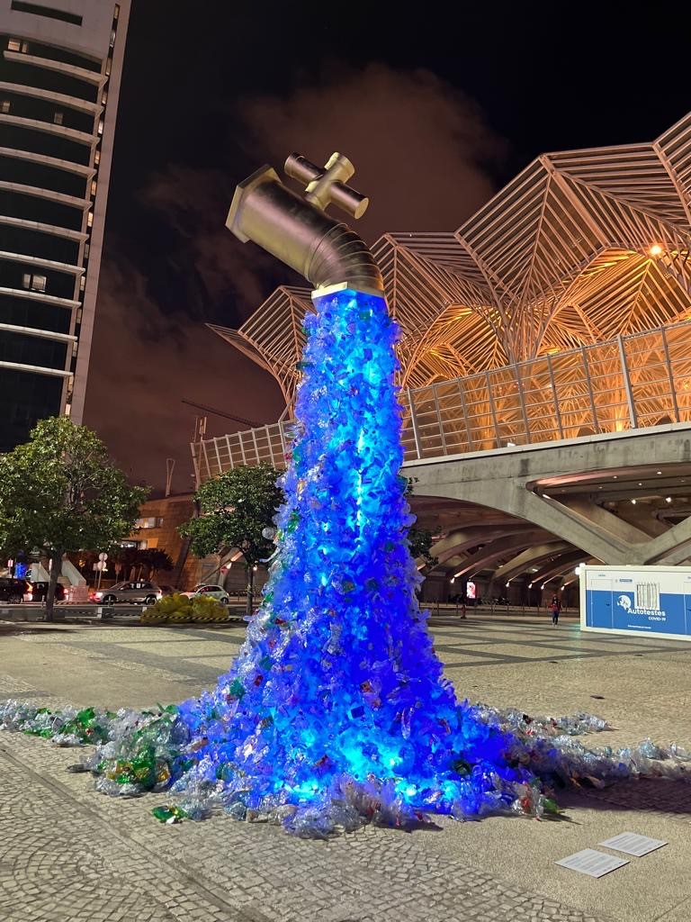 Novo Verde and Cultura Inquieta raise joint attention with the installation “Giant Plastic Tap”